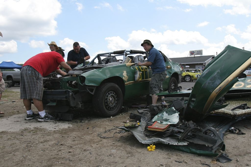 Illustration for article titled The 24 Hours Of LeMons New England 2009 Über Gallery, Part 4